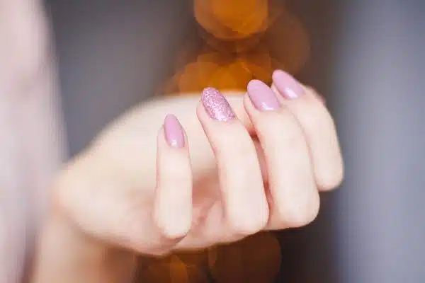 Prendre soin de ses ongles avec des astuces simples pour renforcer leur santé