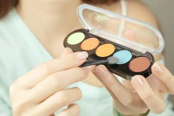 Maquillage express à petit prix : astuces et produits incontournables