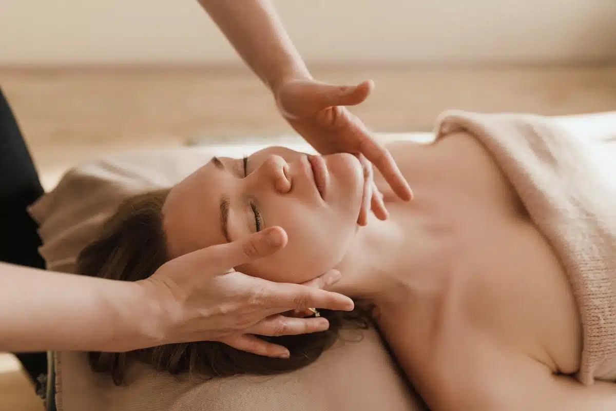 Découvrez les meilleures techniques de massage pour une peau détendue et rajeunie