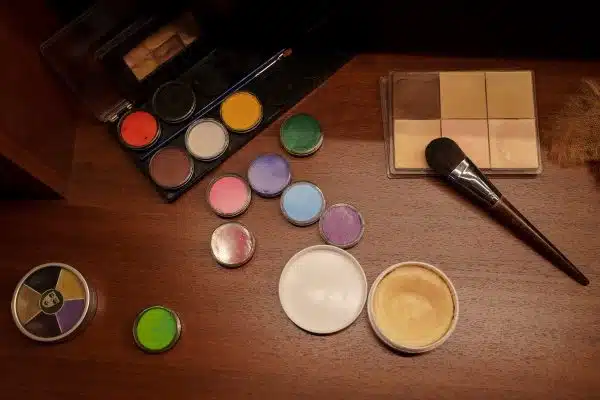 Les essentiels beauté à emporter dans sa trousse de voyage