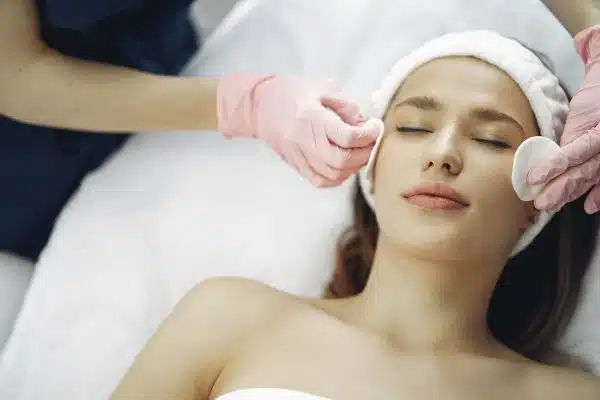 Les bienfaits incontournables du massage facial pour une peau éclatante