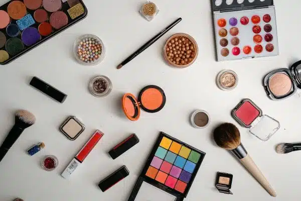 Guide complet des produits de beauté adaptés aux peaux sensibles et aux problèmes de peau spécifiques