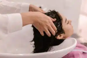 Créez une routine de soins capillaires naturels et efficaces avec ces astuces incontournables