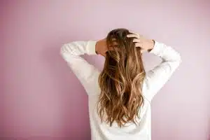 Prendre soin de ses cheveux pendant l’été : les meilleures astuces à connaître