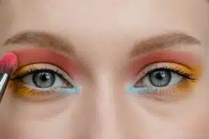 Les dernières tendances maquillage de la saison pour enrichir votre trousse beauté