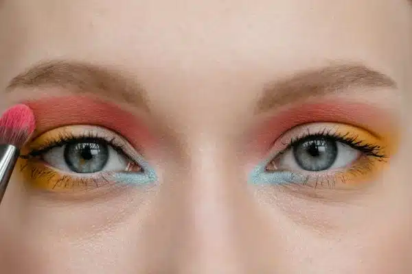 Les dernières tendances maquillage de la saison pour enrichir votre trousse beauté