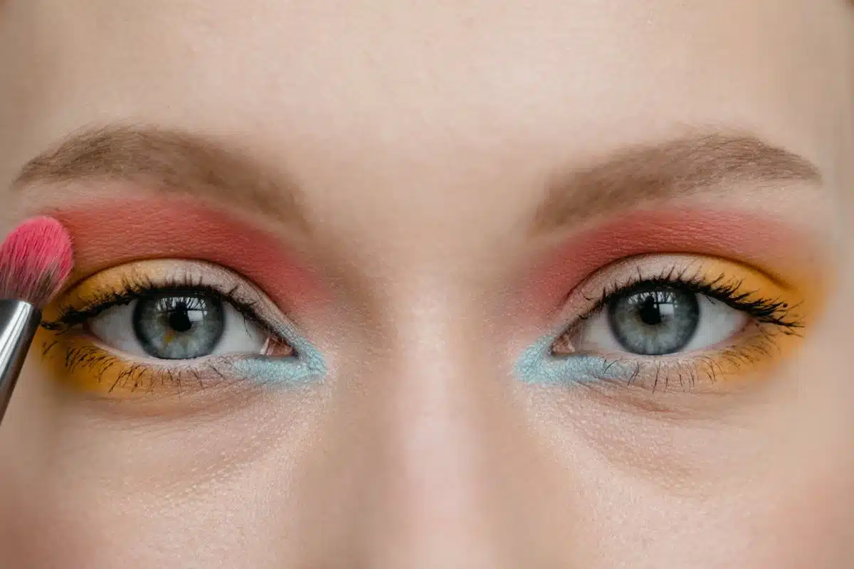 Les dernières tendances maquillage de la saison pour enrichir votre trousse beauté