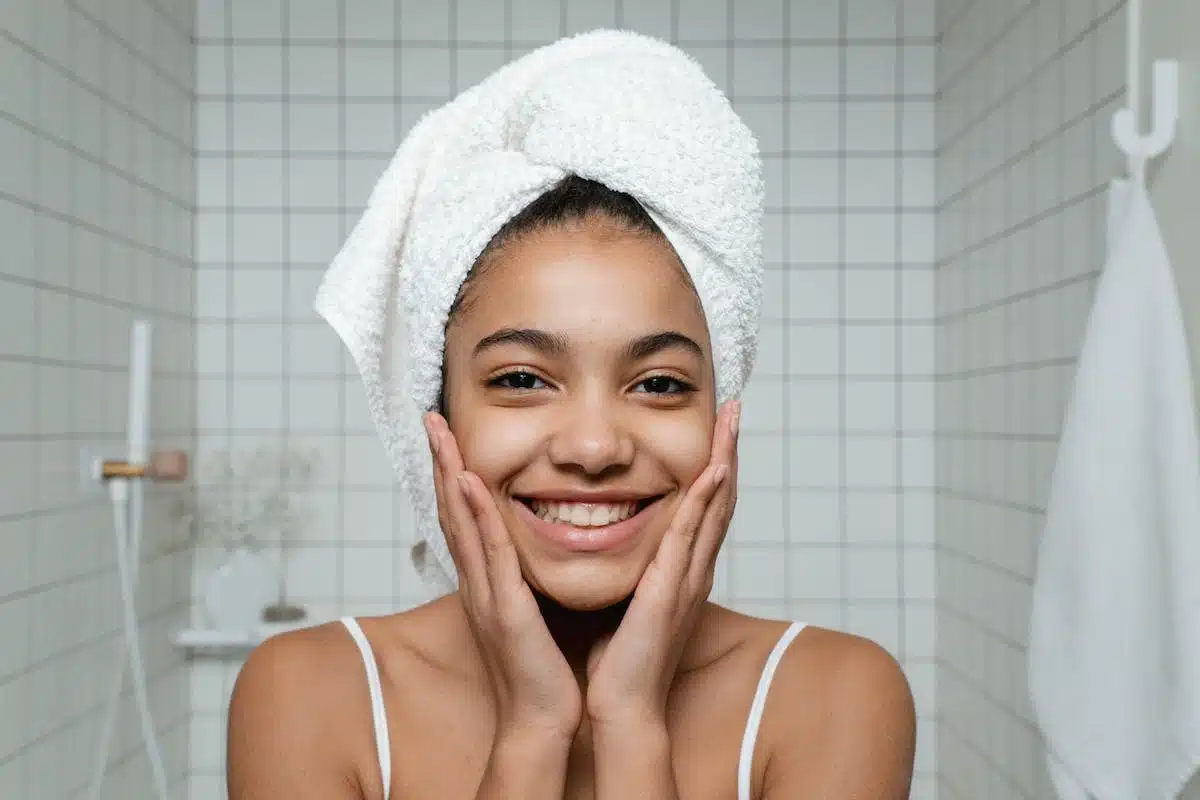 Les astuces des influenceurs beauté pour un teint parfaitement lisse et radieux