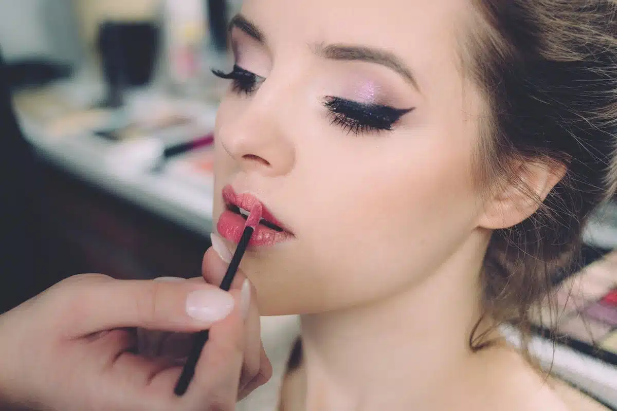 Maquillage longue tenue : les secrets pour une tenue irréprochable