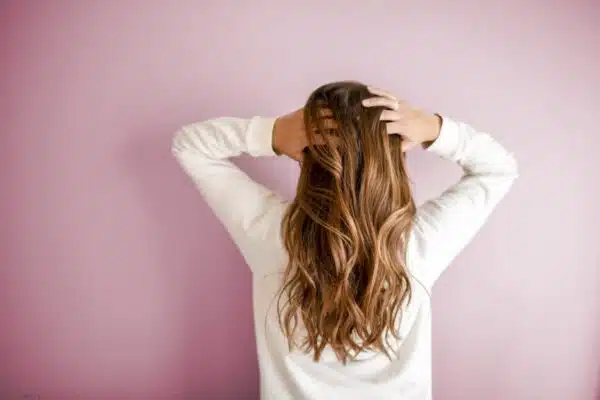 Prendre soin de ses cheveux pendant l’été : les astuces indispensables