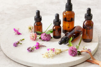 Huiles essentielles anti-douleur : les solutions naturelles qui soulagent