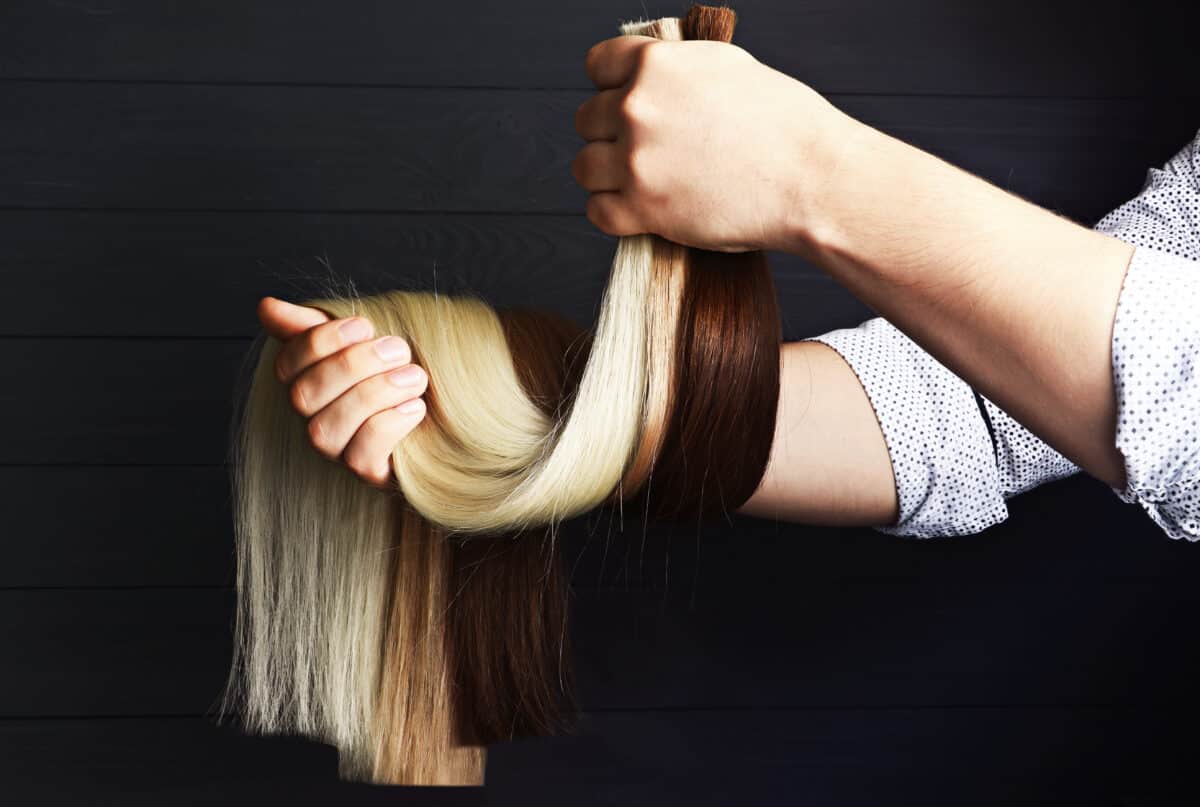 Extensions cheveux tape injectées : comment les poser et les remonter ?