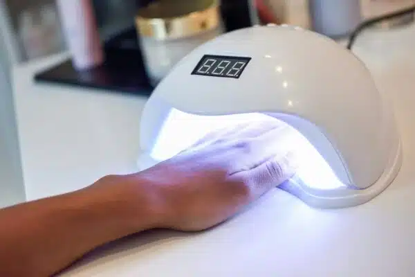 Quelles sont les caractéristiques essentielles de la meilleure lampe UV pour ongles ?